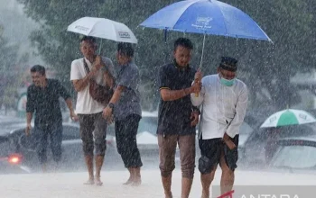 Cuaca Indonesia Hari Ini: Hujan Guyur Kota Besar, Warga Diminta Waspada