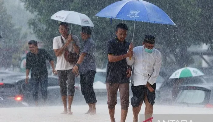 Cuaca Indonesia Hari Ini: Hujan Guyur Kota Besar, Warga Diminta Waspada
