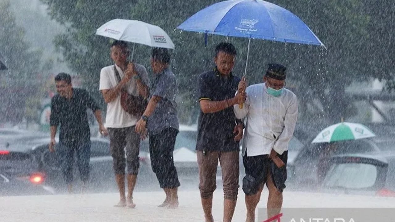 Cuaca Indonesia Hari Ini: Hujan Guyur Kota Besar, Warga Diminta Waspada