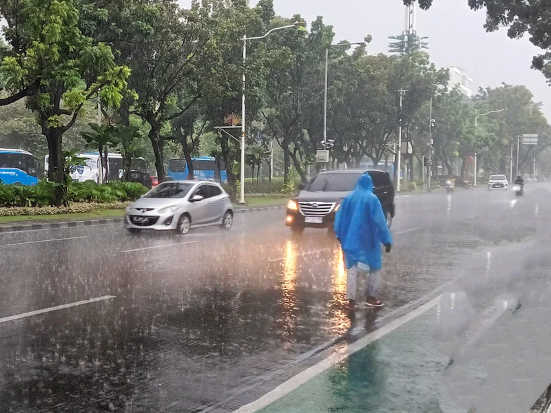 Cuaca Jakarta Hari Ini: Hujan Ringan dan Cerah Berawan