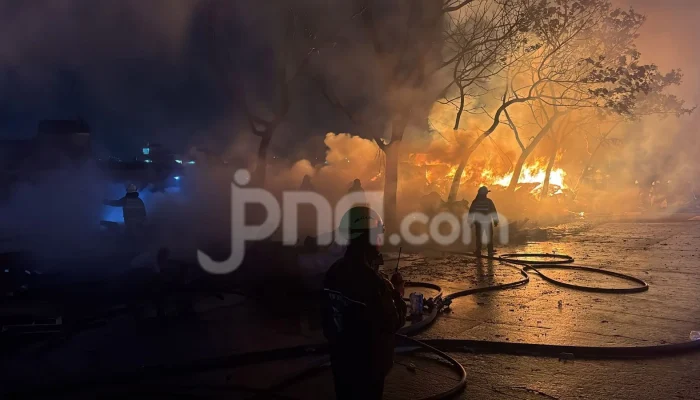 Dedi Mulyadi Desak Polisi Usut Tuntas Demo Ricuh Bandung, Sambil Bantu Pedagang Kios Terbakar