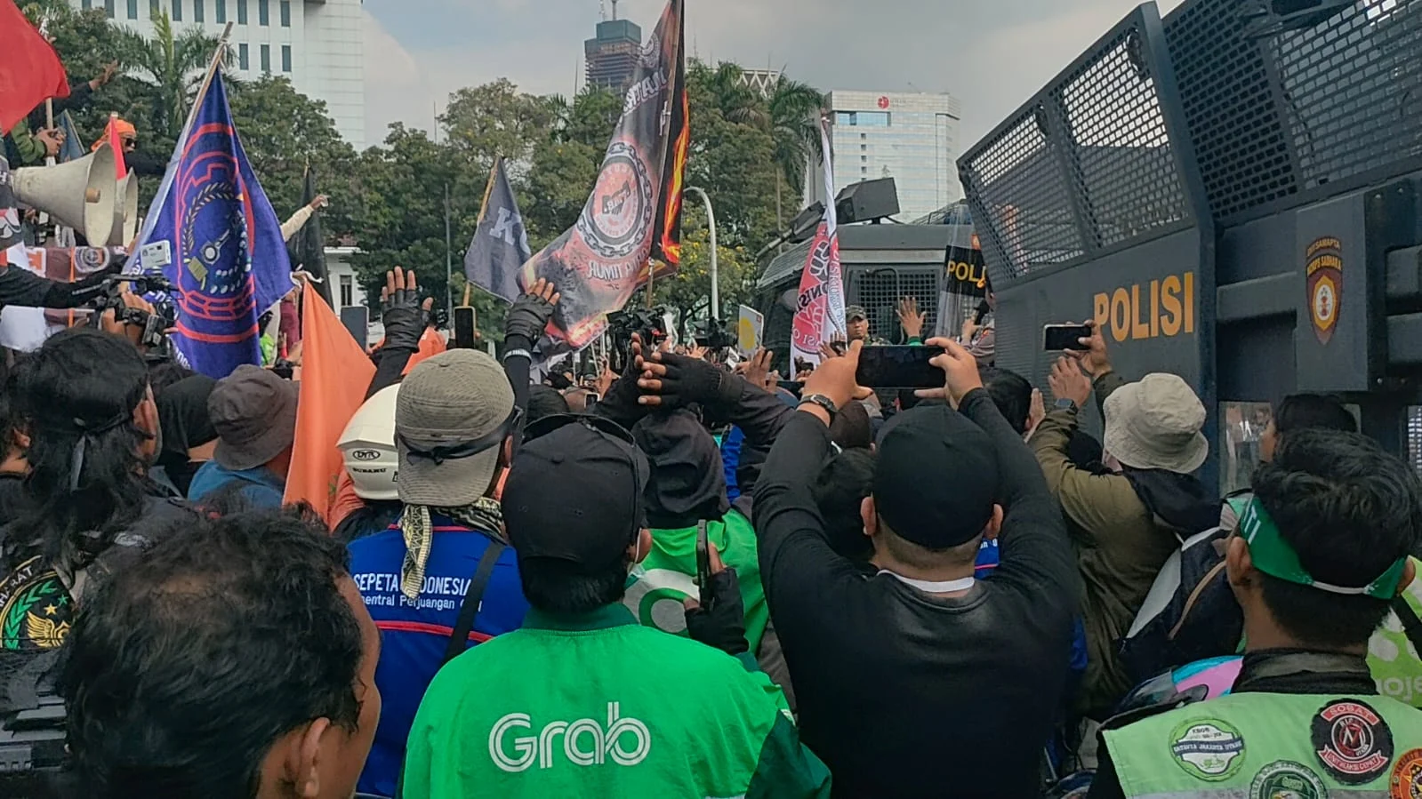 Demo Hari Kebangkitan Nasional: Guru dan Ojol Tuntut Kesejahteraan dan Perlindungan