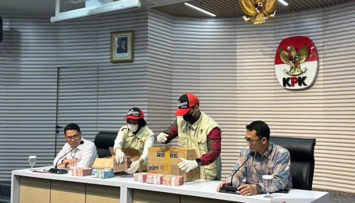 Dirjen Bea Cukai Djaka Budi Diduga Terima Suap SGD 213.600 dari PT Blueray Cargo