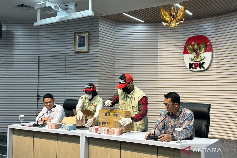 Dirjen Bea Cukai Djaka Budi Diduga Terima Suap SGD 213.600 dari PT Blueray Cargo