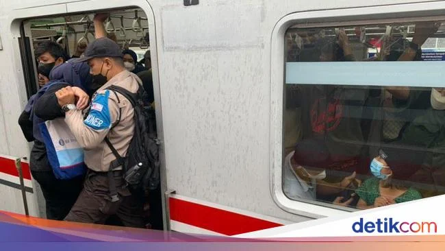 Drama Evakuasi Terakhir Penumpang KRL Bekasi Timur: Kesaksian Mengejutkan Sebelum Kecelakaan KRL Bekasi Timur