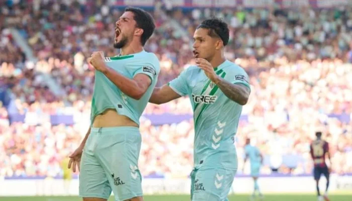 Drama Gol Cucho dan Kontroversi Amrabat Memeriahkan Betis vs Real Oviedo