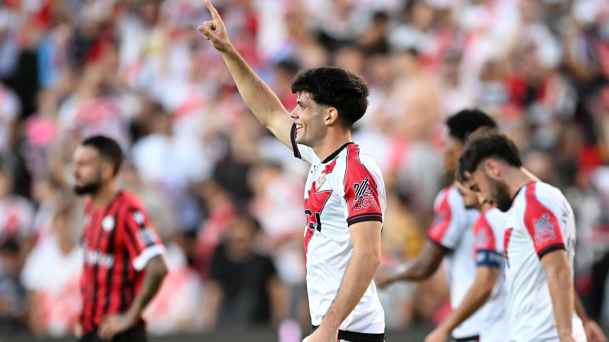 Drama Set-Piece: Rayo Vallecano Raih Keunggulan 1-0 atas Strasbourg di Semifinal UEFA Conference League