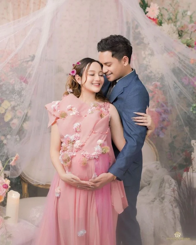 Eksklusif: 9 Foto Memukau Nanda Arsyinta Tampil Pamer Baby Bump Kehamilan Kedua