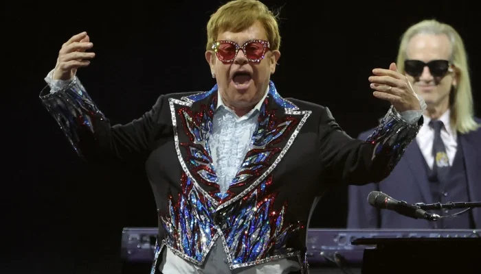 Elton John Rilis Album Baru yang Berbeda dari Sebelumnya, ‘Sangat Bahagia’