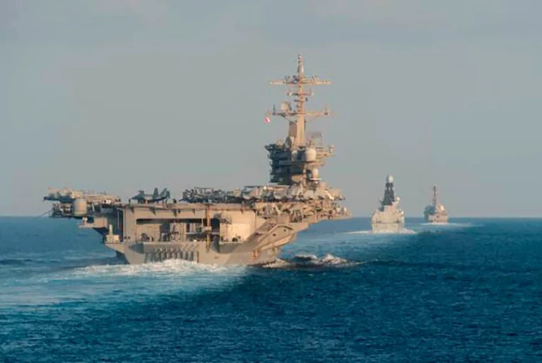 Kapal Induk AS dan Iran Terlibat Pertempuran di Selat Hormuz