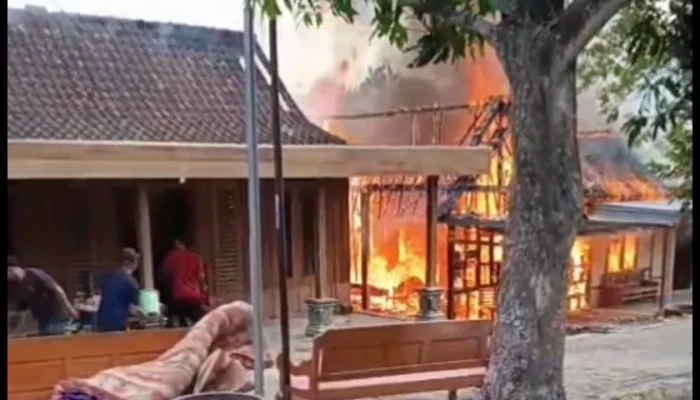 Kebakaran Rumah Anisa Rahma Lupa Matikan Lilin, Api Menghanguskan 250 m², Suami Menangis Terisak
