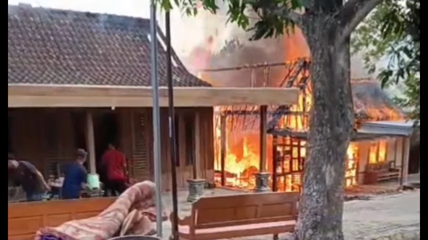 Kebakaran Rumah Anisa Rahma Lupa Matikan Lilin, Api Menghanguskan 250 m², Suami Menangis Terisak