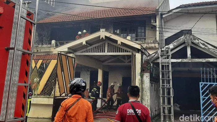 Kebakaran Rumah di Cirebon Saat Pemilik Salat Magrib, Diduga Akibat Korsleting Kipas Angin