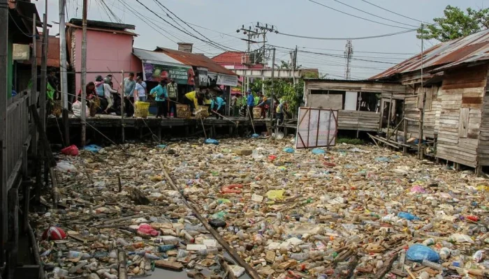 Kemacetan di Palangka Raya dan Jakarta Barat: Antrean BBM dan Sampah Menumpuk