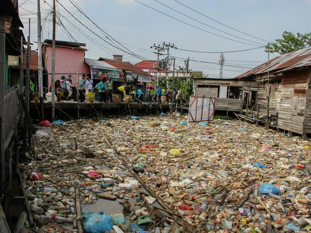 Kemacetan di Palangka Raya dan Jakarta Barat: Antrean BBM dan Sampah Menumpuk