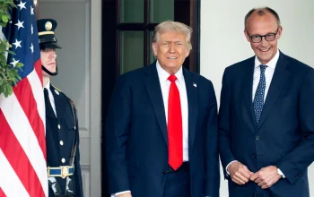 Ketegangan Memuncak: Trump Kritis Merz, Namun Hubungan AS-Jerman Dijaga Tetap Kuat