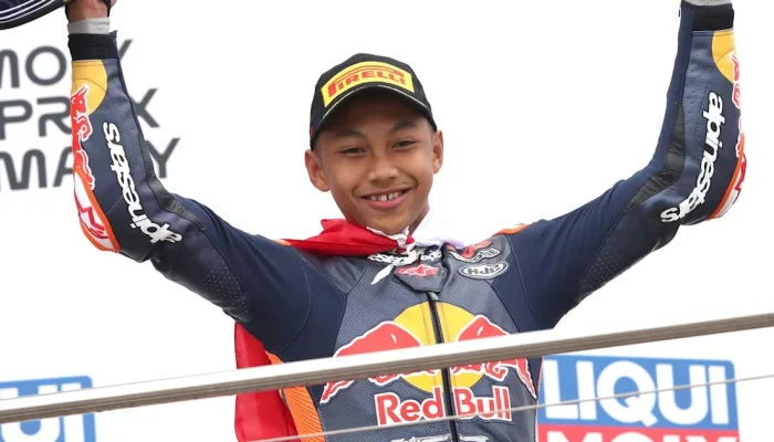 Kiandra Ramadhipa Bikin Kehebohan di Red Bull Rookies Cup 2026: Kemenangan Drama di Jerez yang Membuat Musuhnya ‘Bak Kesetanan’