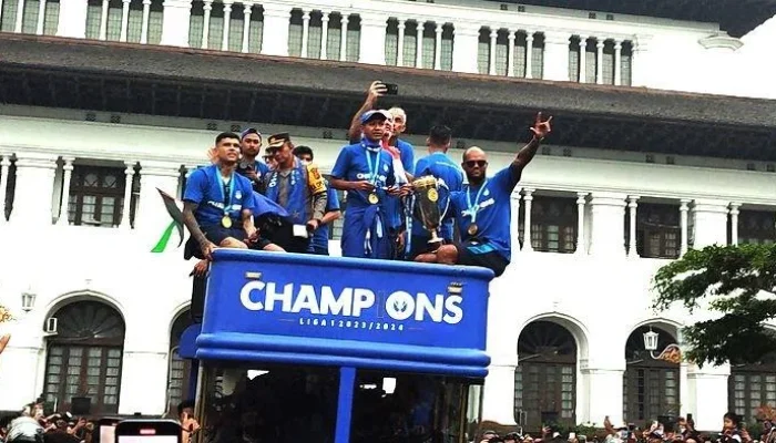 Layvin Kurzawa Merayakan Kejayaan Persib Bandung: Konvoi Juara yang Tak Terlupakan