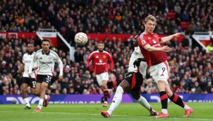 Manchester United Incar Rasmus Højlund dan Hugo Ekitike untuk Posisi Penyerang