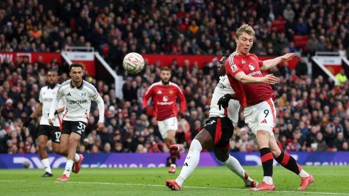 Manchester United Incar Rasmus Højlund dan Hugo Ekitike untuk Posisi Penyerang