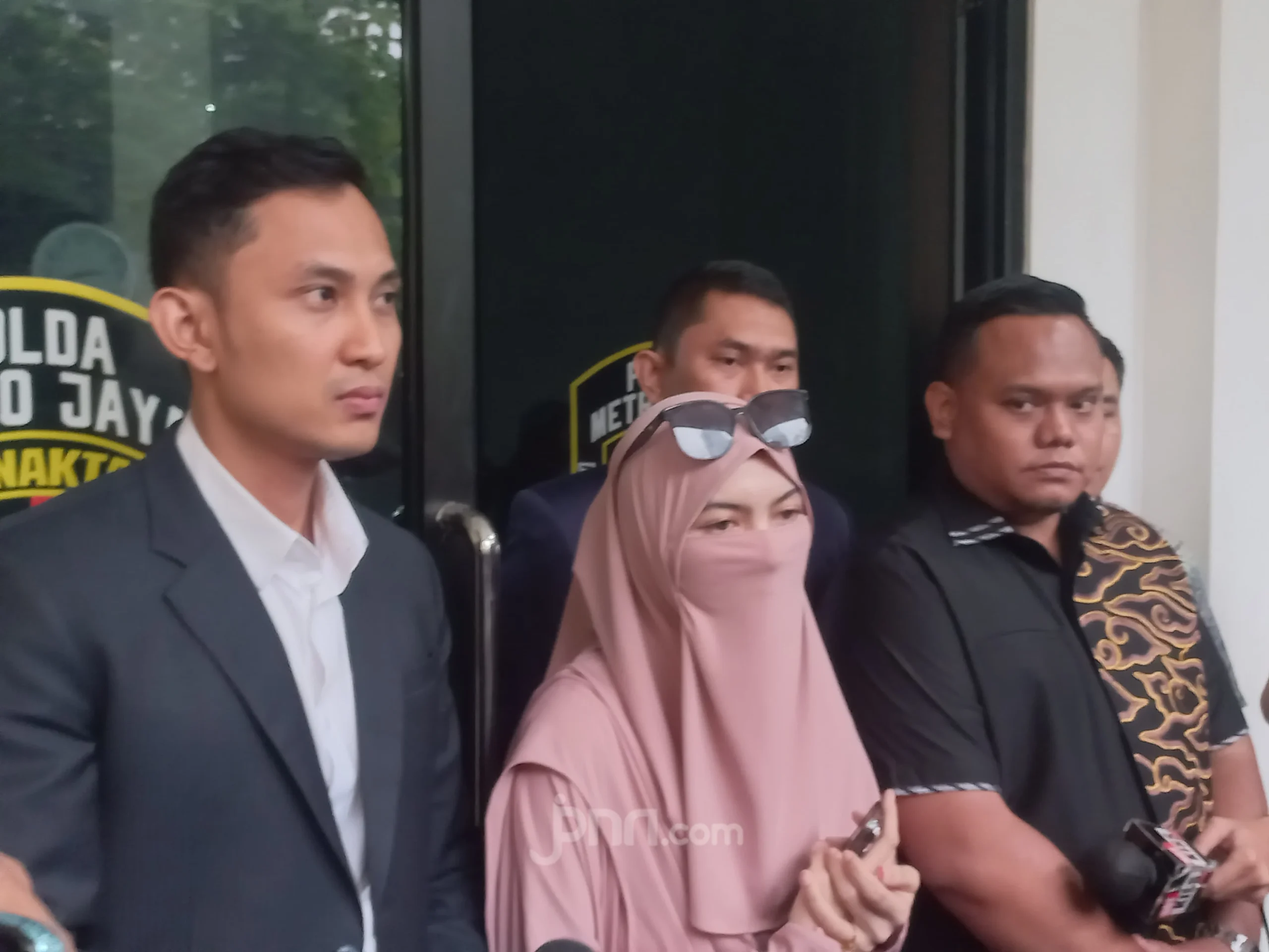 Menteri PPPA Usulkan Pindah Gerbong Perempuan ke Tengah Kereta: Kontroversi, Kritik, dan Permintaan Maaf