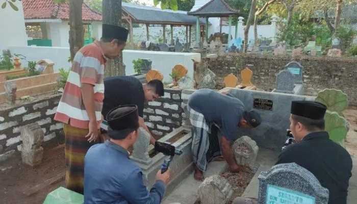 Pengabdian 18 Tahun Juru Kunci Makam Disabilitas di Kudus: Relawan Tanpa Gaji yang Menginspirasi