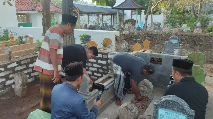 Pengabdian 18 Tahun Juru Kunci Makam Disabilitas di Kudus: Relawan Tanpa Gaji yang Menginspirasi