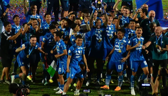 Persib Bandung Raih Hattrick Juara Liga Super Indonesia, Bobotoh Merayakan Kemenangan