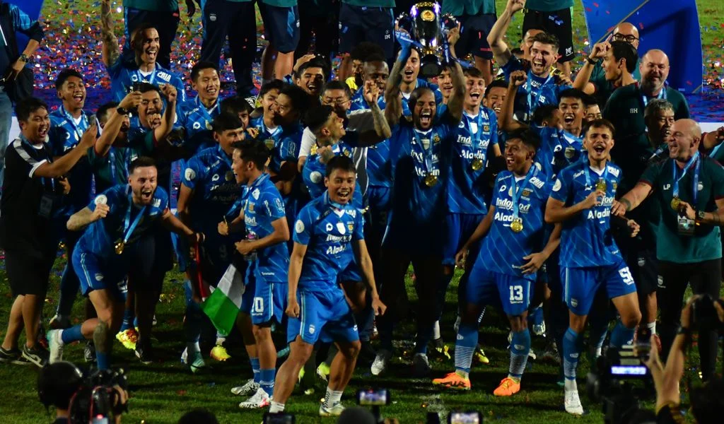 Persib Bandung Raih Hattrick Juara Liga Super Indonesia, Bobotoh Merayakan Kemenangan
