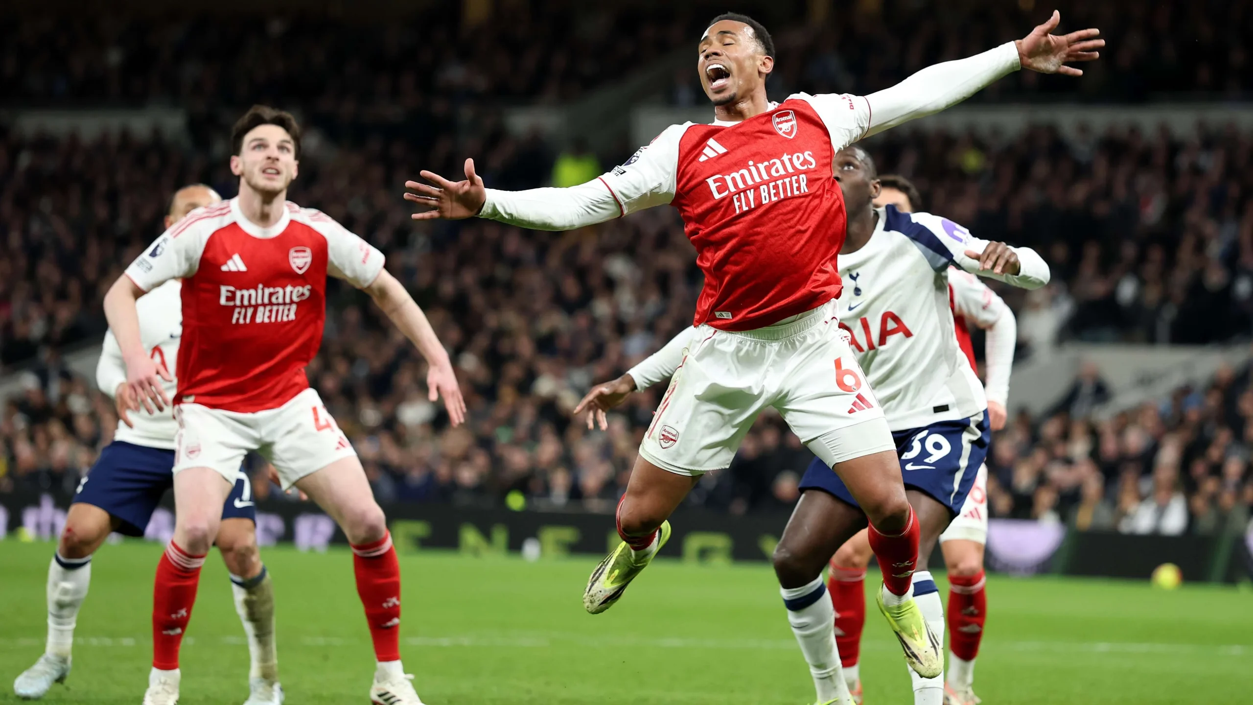 Piero Hincapie Tertawa Terbahak-bahak Setelah Arsenal Menangi Gelar Premier League