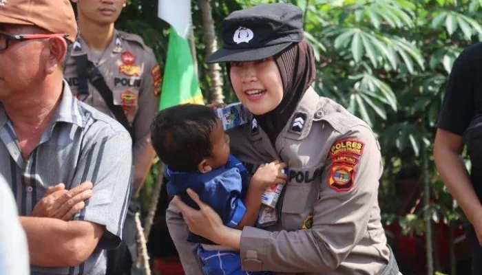 Polwan di Lampung Menggendong Bayinya saat Amankan Salat Idul Adha, Tengku Firmansyah Bagikan Suasana Salat Idul Adha di Kanada