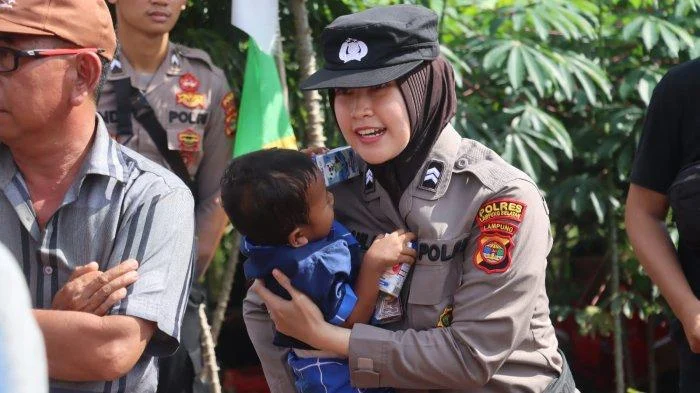 Polwan di Lampung Menggendong Bayinya saat Amankan Salat Idul Adha, Tengku Firmansyah Bagikan Suasana Salat Idul Adha di Kanada