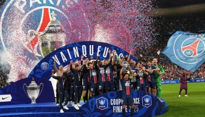 PSG Siap Mengangkat Trofi Juara Liga Prancis
