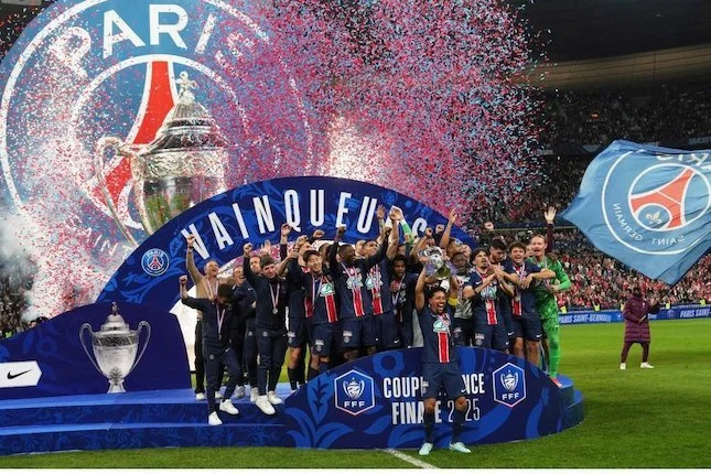 PSG Siap Mengangkat Trofi Juara Liga Prancis