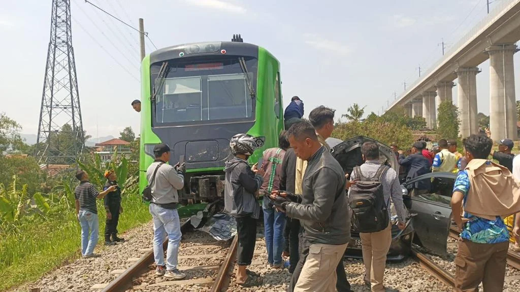 Raffi Ahmad Tak Mau Pusing: Menanggapi Komentar Negatif Usai Sambangi Lokasi Kecelakaan Kereta di Bekasi Timur