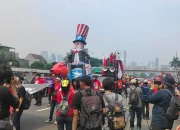 Ribuan Buruh Geruduk DPR di May Day 2026: Aksi Spektakuler Bawa Rudal Kayu, Bendera One Piece, dan Tuntutan Upah Layak