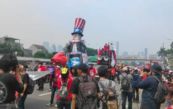 Ribuan Buruh Geruduk DPR di May Day 2026: Aksi Spektakuler Bawa Rudal Kayu, Bendera One Piece, dan Tuntutan Upah Layak