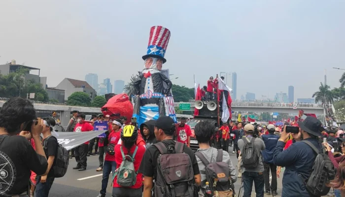 Ribuan Buruh Geruduk DPR di May Day 2026: Aksi Spektakuler Bawa Rudal Kayu, Bendera One Piece, dan Tuntutan Upah Layak