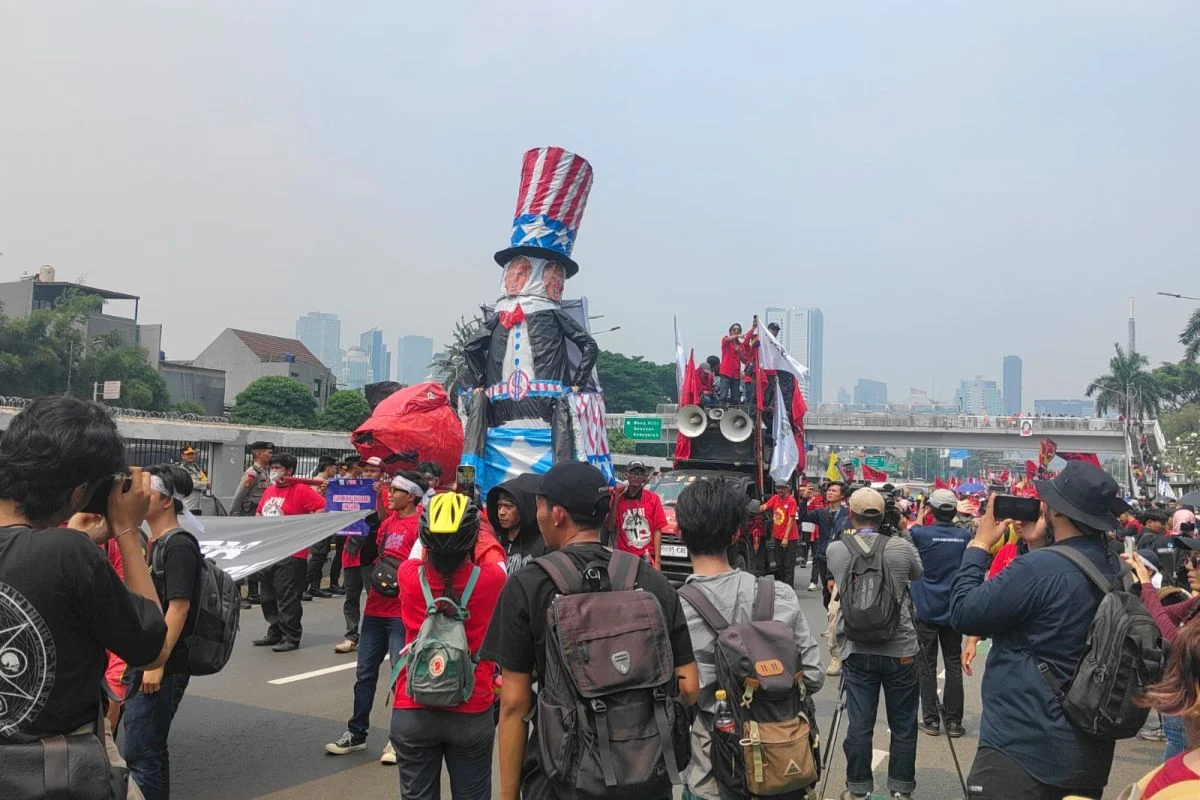 Ribuan Buruh Geruduk DPR di May Day 2026: Aksi Spektakuler Bawa Rudal Kayu, Bendera One Piece, dan Tuntutan Upah Layak