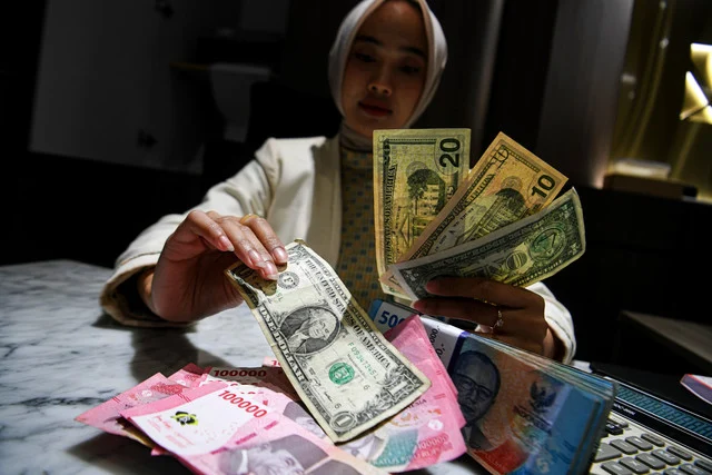 Rupiah Tembus Level Terendah, Ekonomi RI Lepas Kutukan 5 Persen
