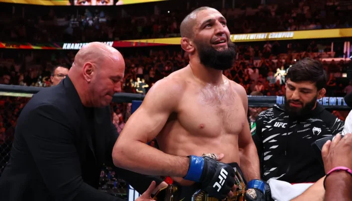 Sean Strickland Raih Kemenangan Besar atas Khamzat Chimaev di UFC 328