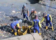 Warga Palembang Terekam CCTV Buang Sampah ke Sungai Musi, Kenapa Ini Terjadi?