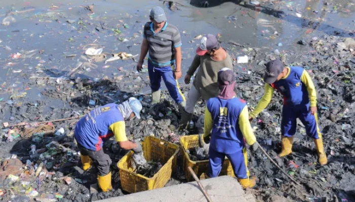 Warga Palembang Terekam CCTV Buang Sampah ke Sungai Musi, Kenapa Ini Terjadi?