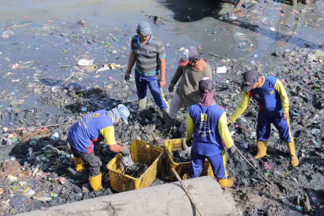 Warga Palembang Terekam CCTV Buang Sampah ke Sungai Musi, Kenapa Ini Terjadi?