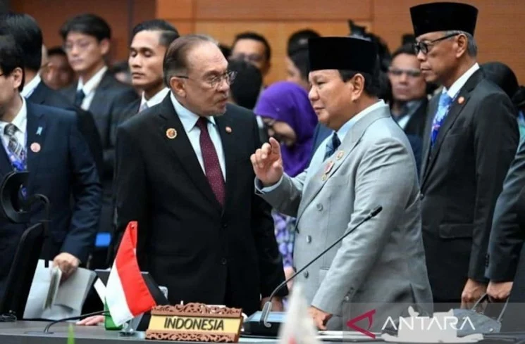 Anwar Ibrahim: Antara Diplomasi Internasional dan Tantangan Dalam Negeri