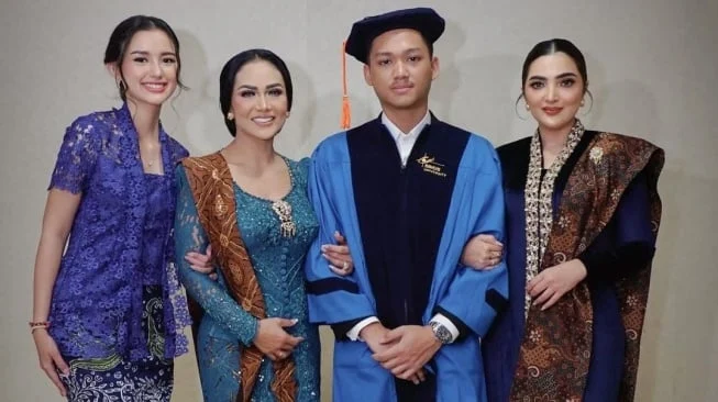 Ashanty dan Keluarga Hermansyah Raih Gelar Akademik, Inspirasi Belajar Sepanjang Hayat