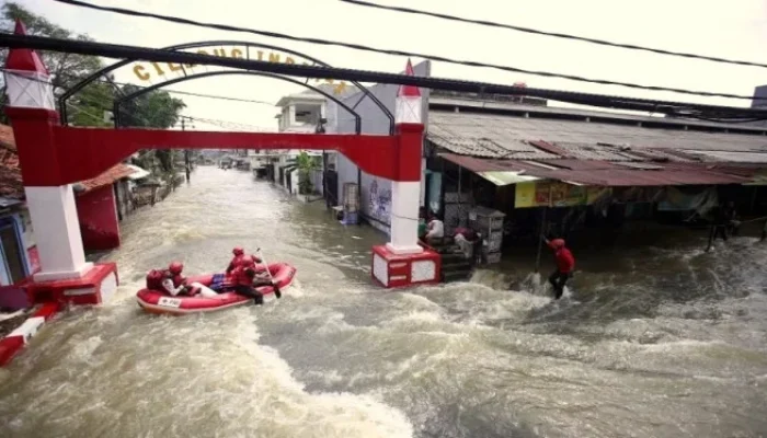 BMKG: Dinamika Atmosfer dan Faktor Manusia Picu Banjir di Musim Kemarau