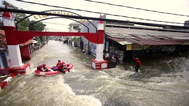 BMKG: Dinamika Atmosfer dan Faktor Manusia Picu Banjir di Musim Kemarau