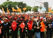 Buruh Indonesia Menghadapi Tantangan Baru: PHK Massal dan Perjuangan Hak