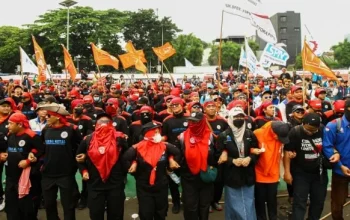 Buruh Indonesia Menghadapi Tantangan Baru: PHK Massal dan Perjuangan Hak